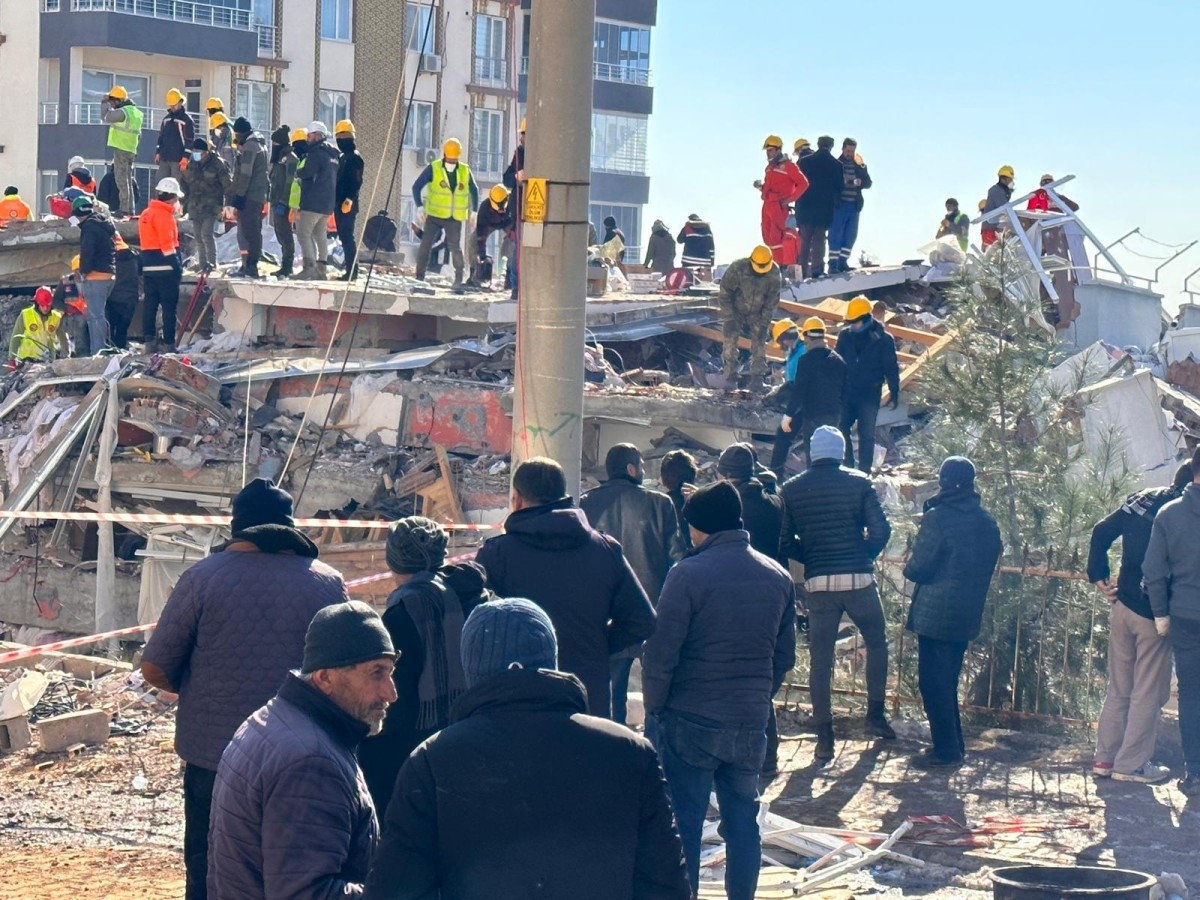 Besni Üzümkent'te yaşamını yitiren 83 kişi için adalet arayışı: Aileler adliye önünde  - Videolu Haber