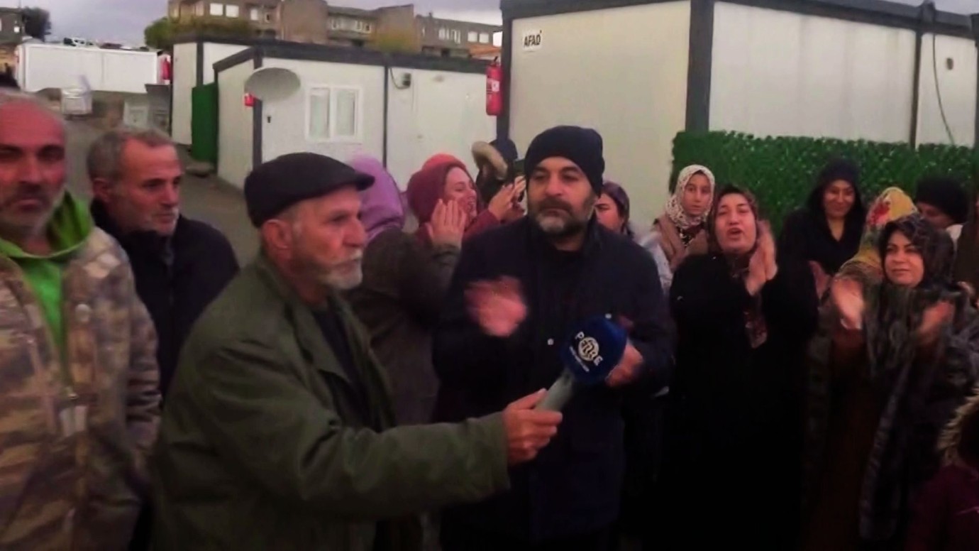 K13 Konteyner Kent sakinleri: 'Depremde ölmedik, burada mı öldürmek istiyorsunuz?'  - Videolu Haber