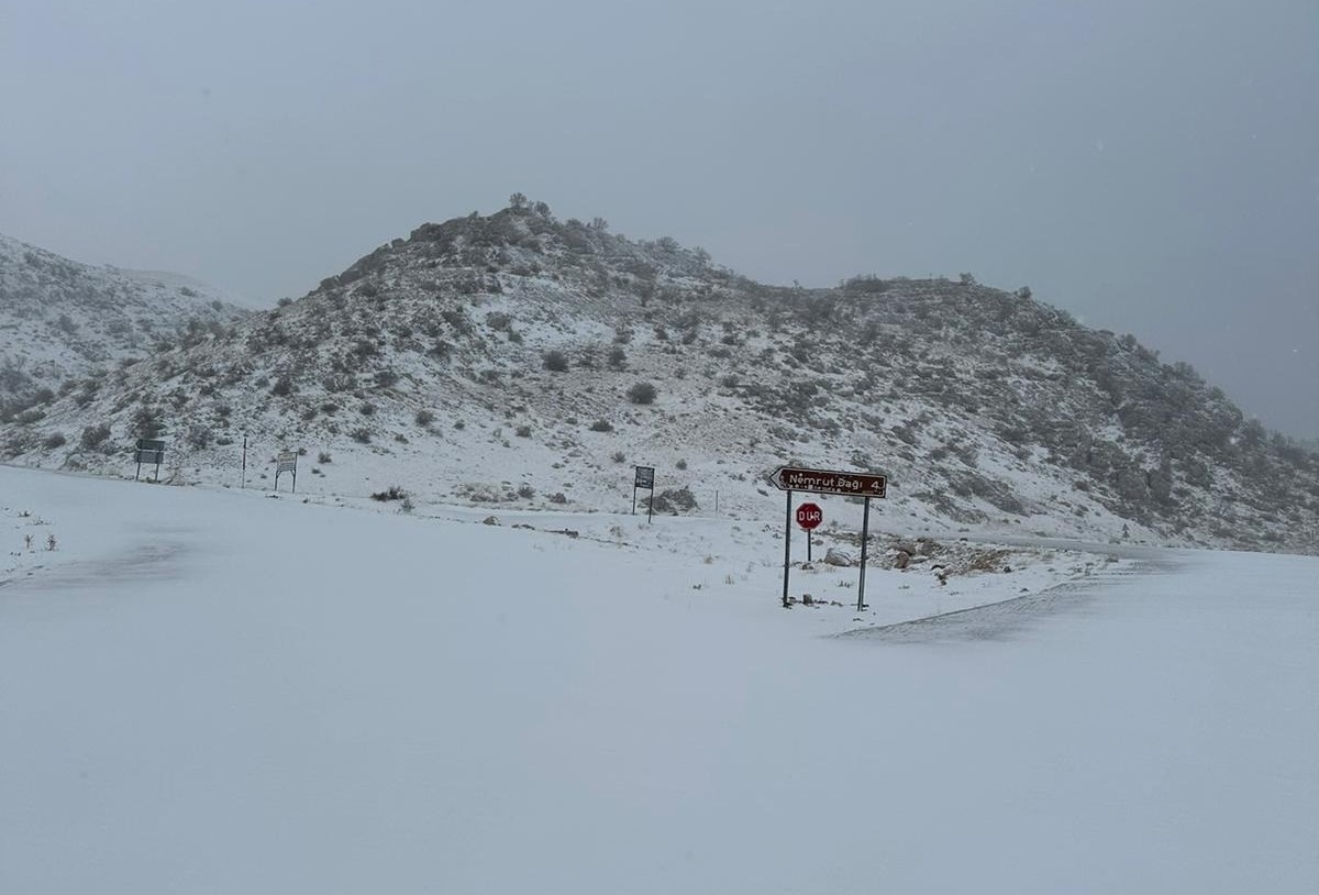 Nemrut Dağı beyazlara büründü