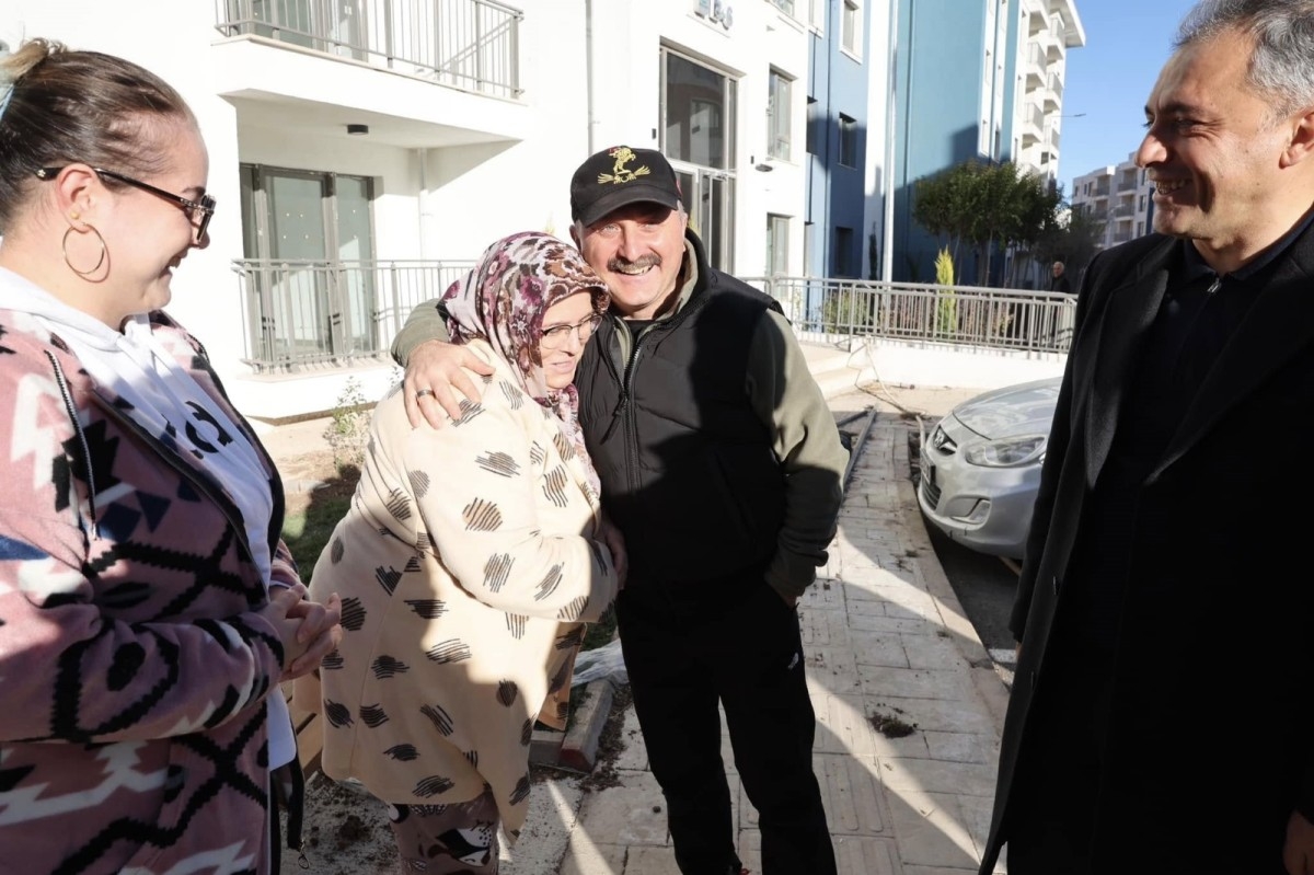 Makbule Teyze'nin heyecanı Vali Varol’u duygulandırdı: 'Afetlere dayanıklı yeni bir şehir yükseliyor'