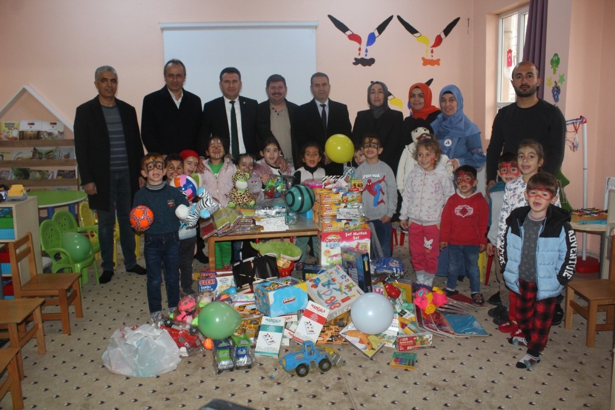 Kahta'da anlamlı dayanışma: Yelkovan Anaokulu’na oyuncak yardımı