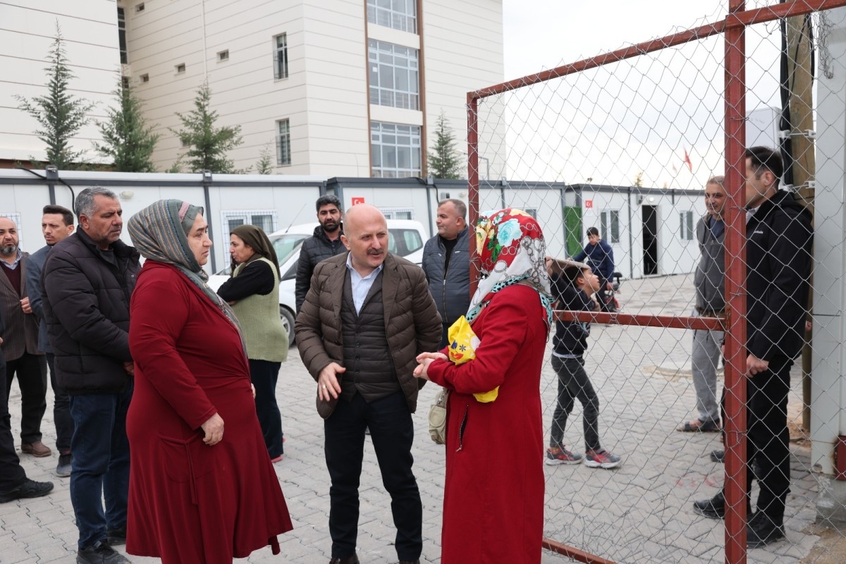 Vali Varol, Konteyner Kentlerde vatandaşları dinledi