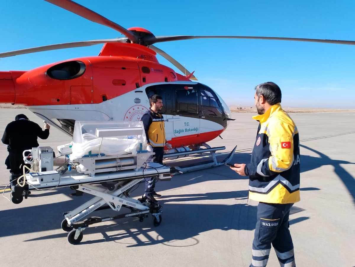 Şanlıurfa’da ambulans helikopter 25 günlük Berat bebek için havalandı