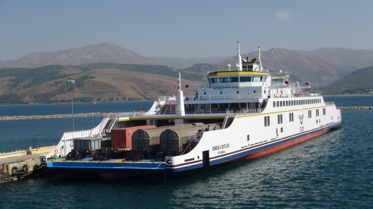 Türkiye'nin en büyük feribotları Van Gölü'nde hizmet ediyor