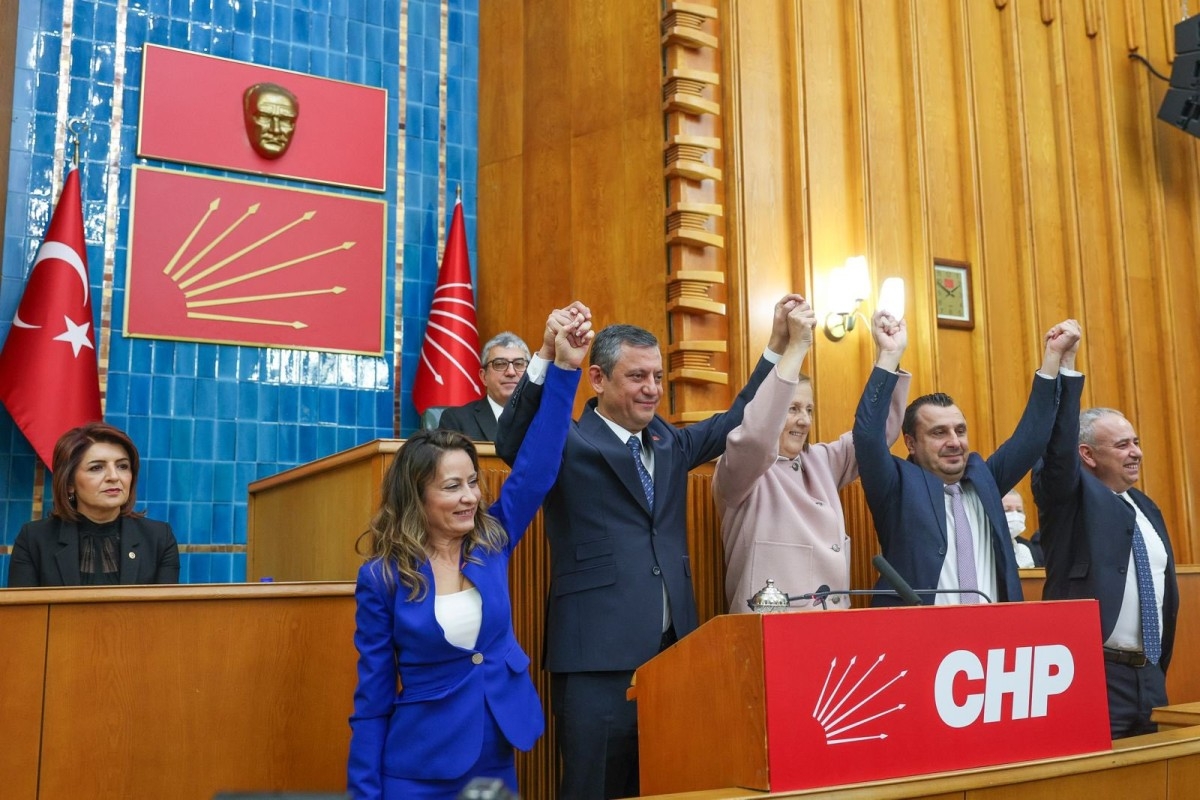 DEVA’dan CHP’ye transfer: Selma Aliye Kavaf CHP'ye katıldı, rozeti Özgür Özel taktı