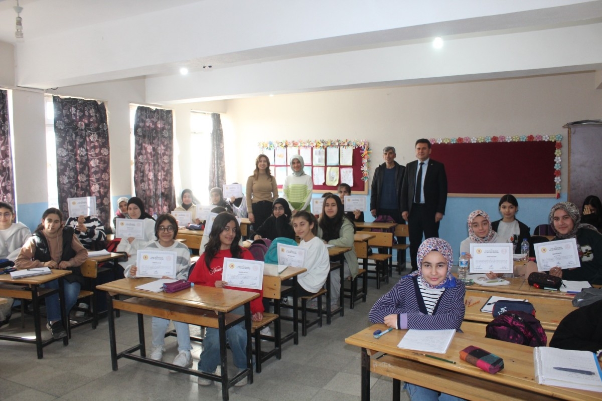Kahta’da 'LGS Stresini Yeteneklerimle Yeniyorum' katılımcılarına teşekkür belgesi