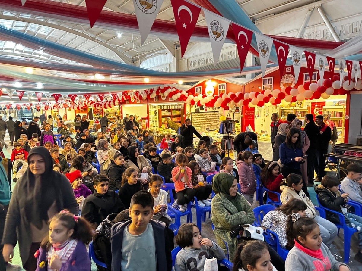 Kahta Belediyesi Ramazan Çarşısı’nda 'Hacivat-Karagöz Gölge Oyunu' yoğun ilgi gördü
