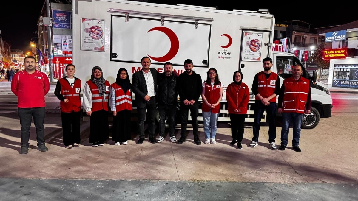 Akyazı Kızılay'dan Kadir Gecesi'nde rekor kan bağışı ve anlamlı iftar