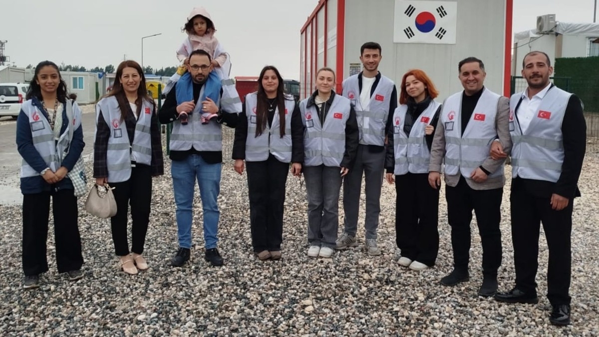 Genç Nesiller Derneği’nden K-19 Konteyner Kent'te çocuklara bayram hediyesi  - Videolu Haber
