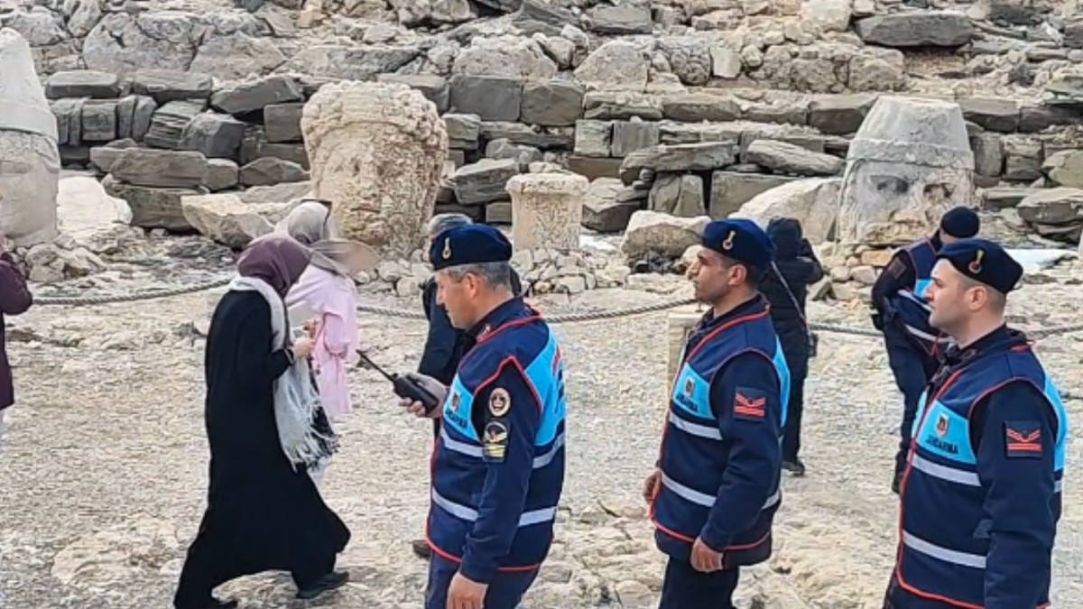 Bakan Yerlikaya'dan görev başındaki jandarma personeline bayram kutlaması  - Videolu Haber
