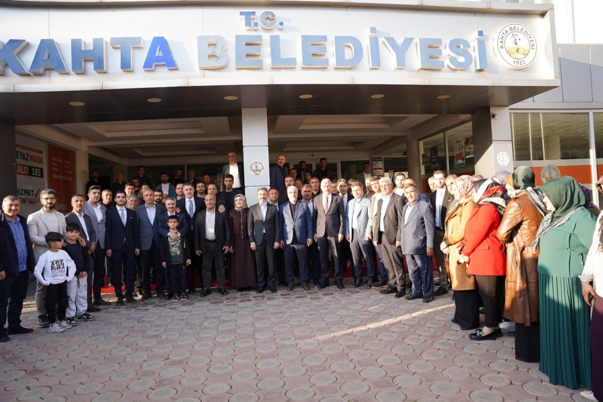 Kahta Belediyesi’nde bayramlaşma programı yoğun katılımla gerçekleştirildi
