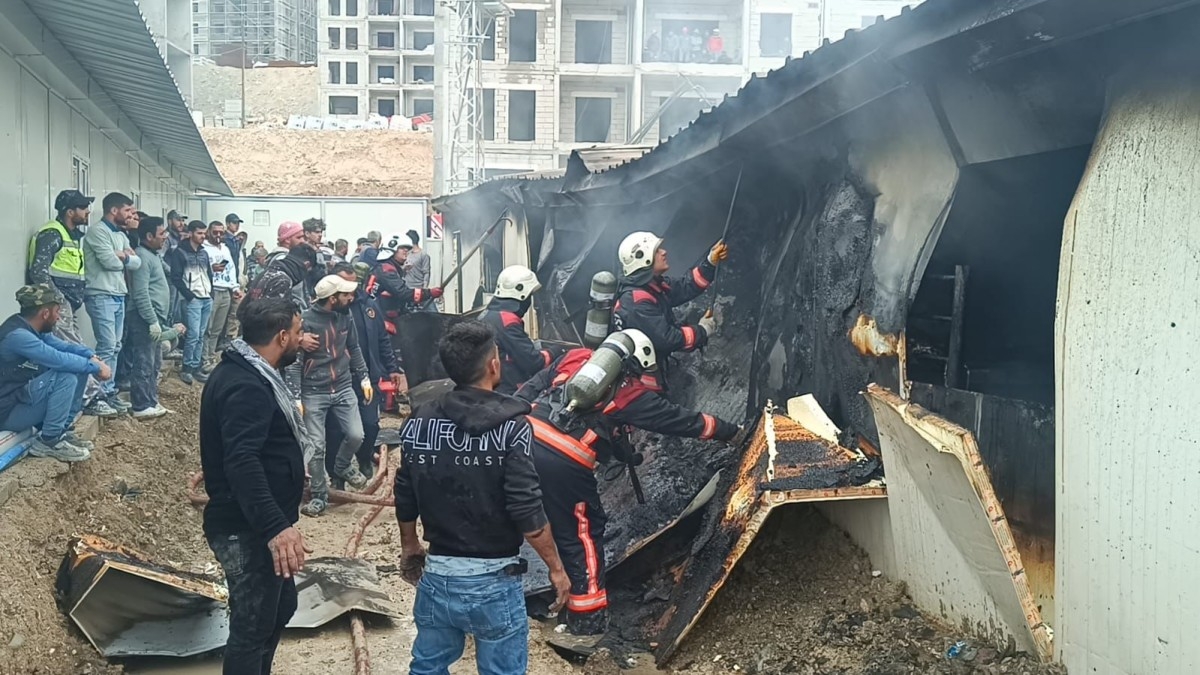Şantiyede korkutan yangın: İşçilerin kaldığı prefabrik ev alev aldı