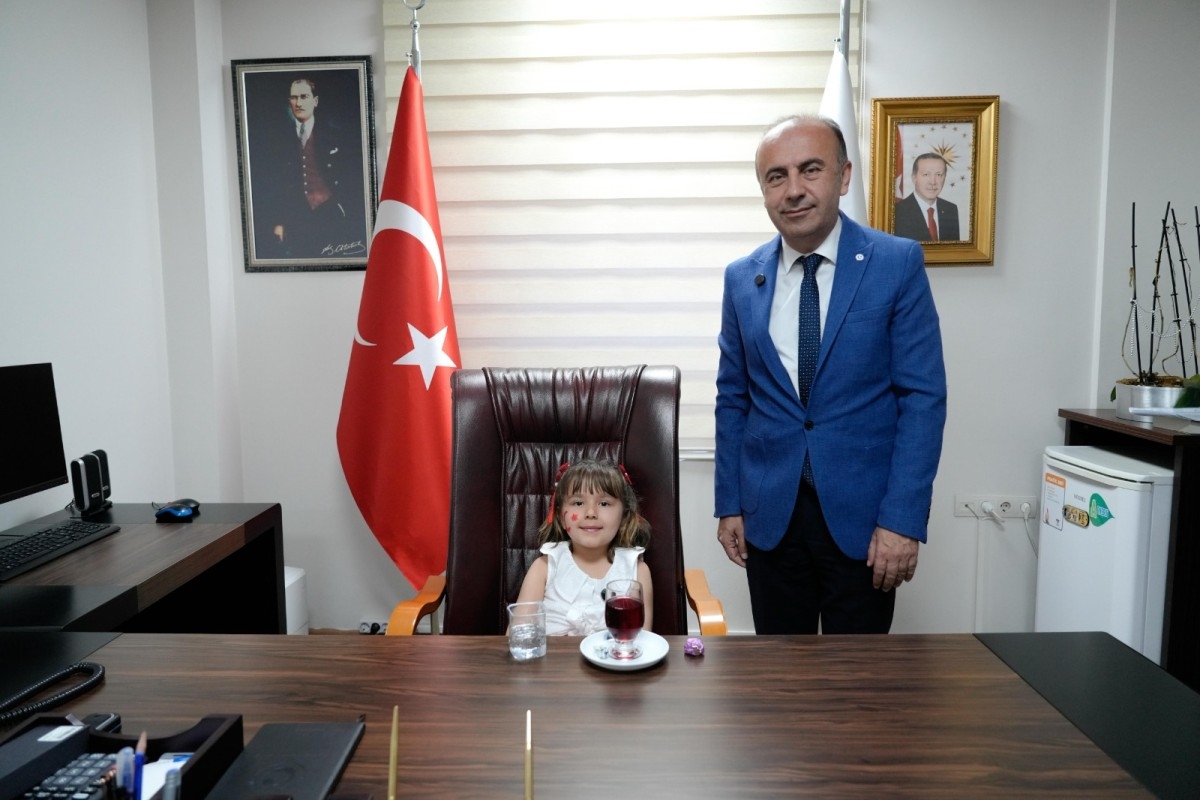 Minik Öğrenciler Adıyaman Üniversitesi Rektörlük koltuğuna oturdu
