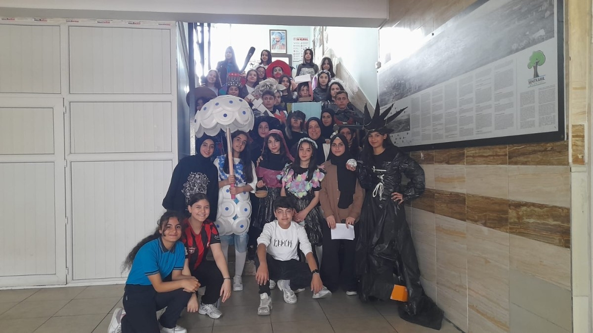 Atık malzemelerle hazırlanan kıyafetler