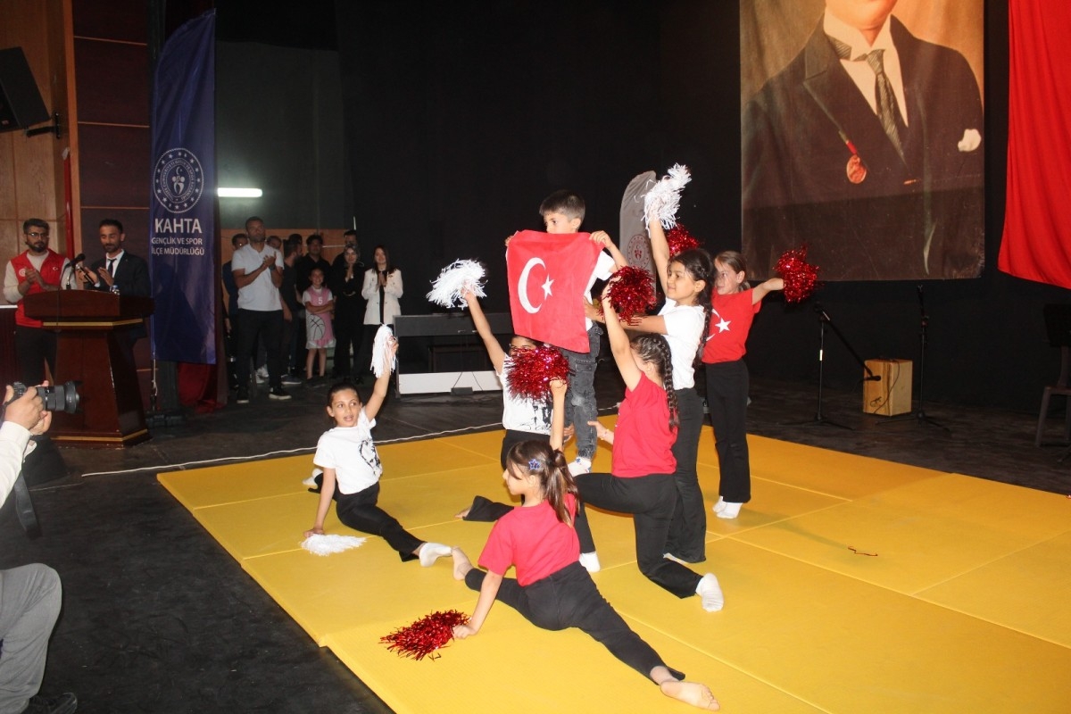 Kahta’da 19 Mayıs coşkusu kortejle başladı, Kültür Merkezi’nde zirveye ulaştı