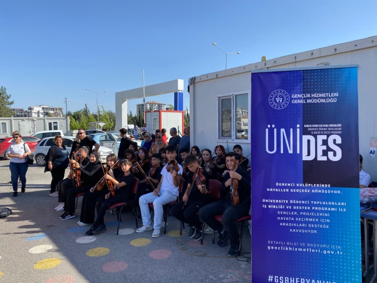 'Müzikle Umut' projesiyle konteyner kentte keman ezgileri yankılandı