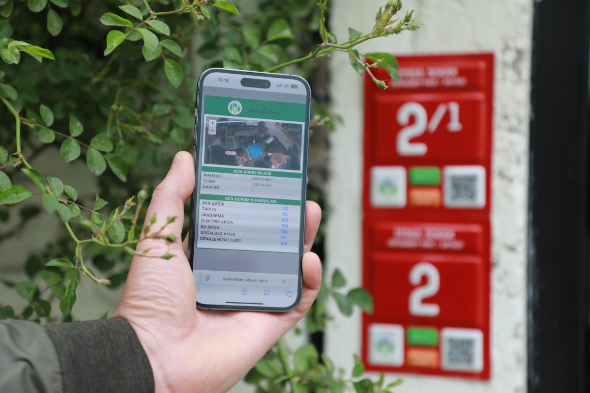 Akyazı’da cadde ve sokaklar yenileniyor: QR kodlu tabela dönemi başladı