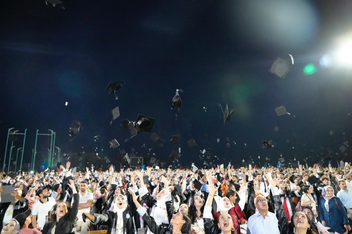 Adıyaman Üniversitesinde mezuniyet coşkusu: 3079 öğrenci diplomalarına kavuştu