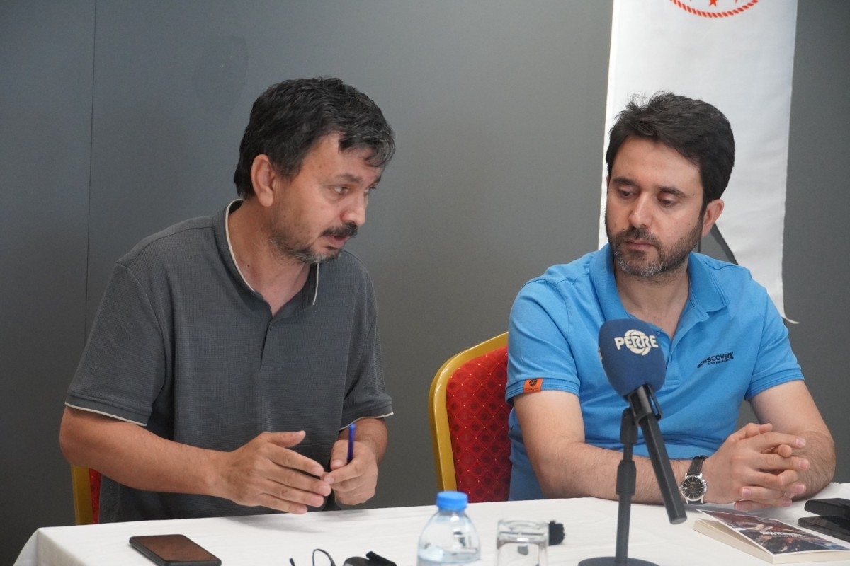 ‘Kırmızı Kar’ okurla buluştu: Hamza Çelenk’ten deprem sonrası derin bir edebi yolculuk  - Videolu Haber