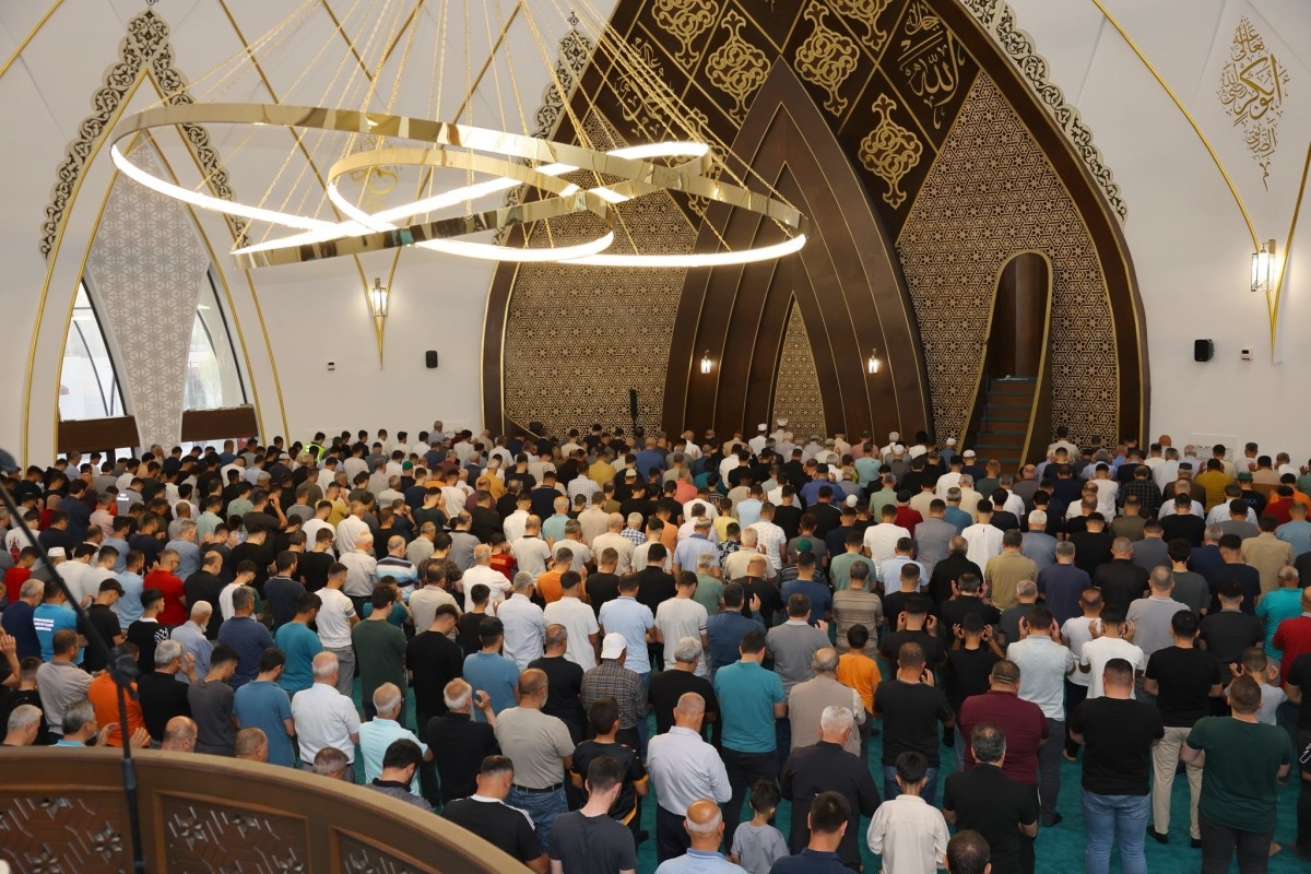 Adıyaman'da yüzlerce kişi bayram namazı için saf tuttu