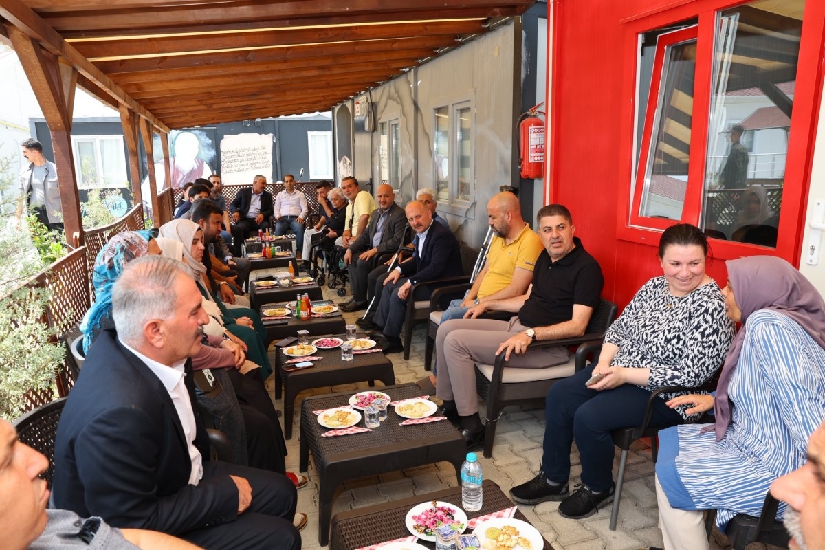 Vali Osman Varol, milletvekilleriyle birlikte depremzedeleri ziyaret etti