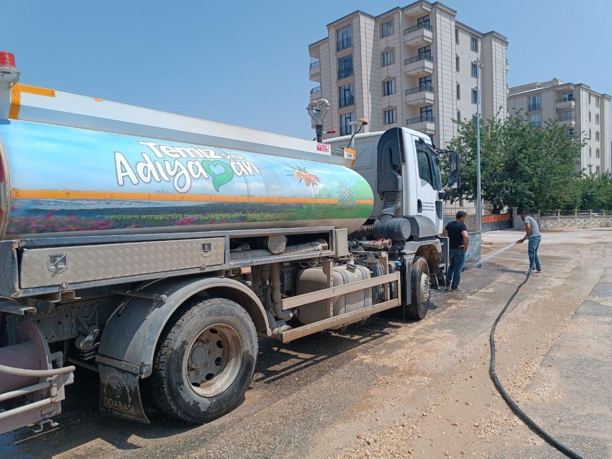 Belediye’nin bayram temizliği mesaisi: 18 tankerle iki vardiya boyunca cadde ve sokaklar yıkandı  - Videolu Haber