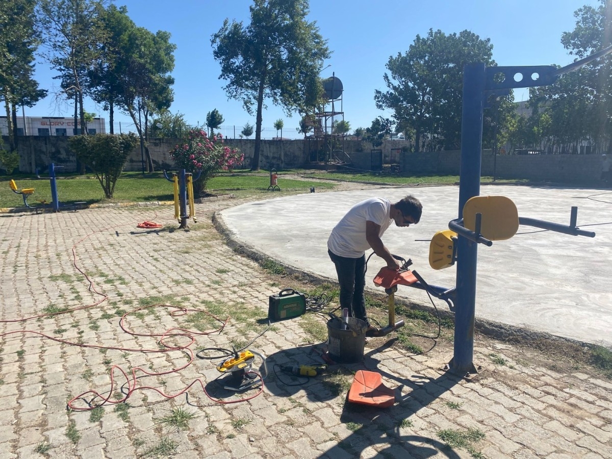 Kahta Belediyesi’nden yaz öncesi park temizliği ve bakım atağı