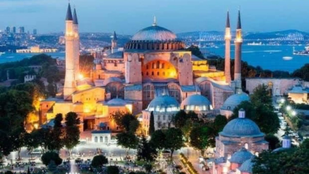 Ayasofya Camii’nde Kitap Yakarak Halıyı Ateşe Veren Şüpheli Tutuklandı
