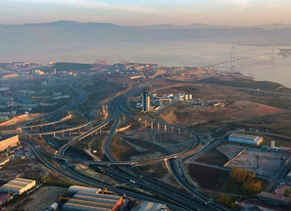 Karayollarında yeni düzenleme: Trafik levhaları azalıyor, hız sınırı değişiyor