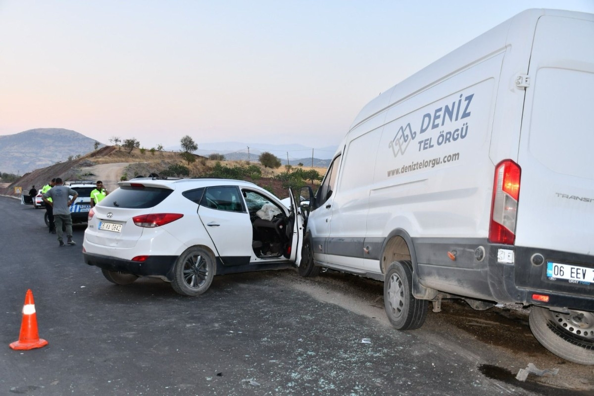Besni'de iki araç kafa kafaya çarpıştı: 5 yaralı  - Videolu Haber