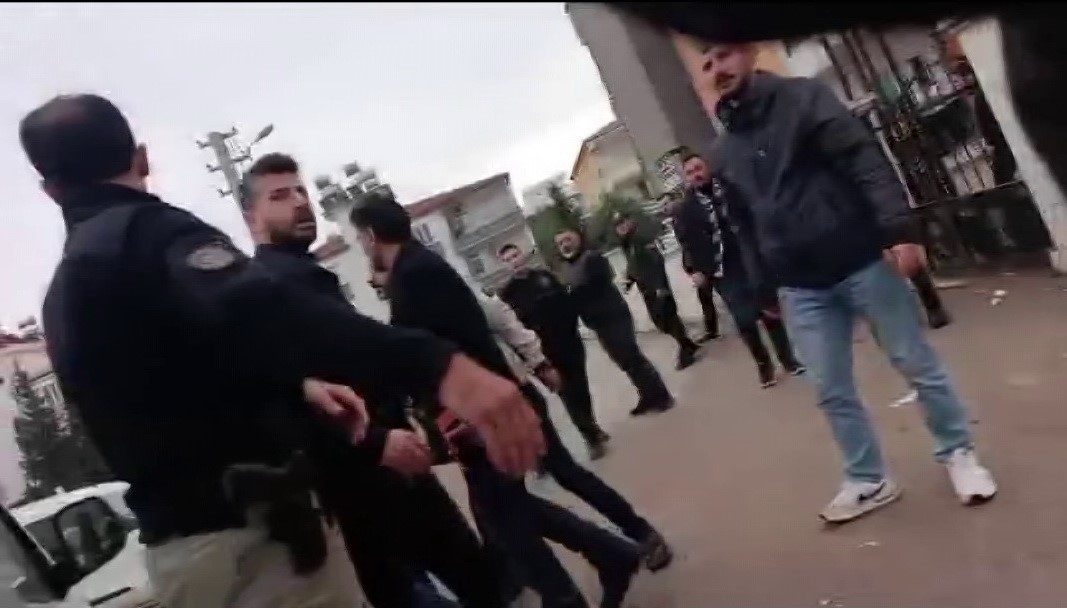Adıyaman’da 6–7 Polisin Gazetecilere Saldırdığı Anlar Görüntülere Yansıdı  - Videolu Haber