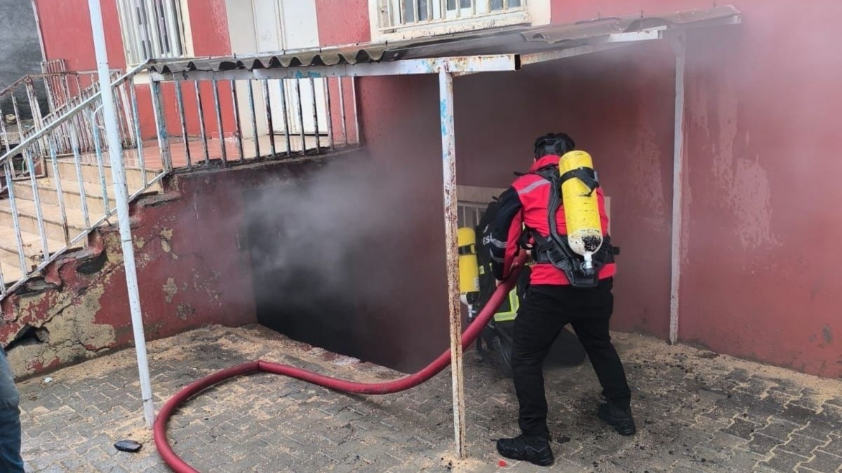 Adıyaman Besni’de ilkokul deposunda yangın