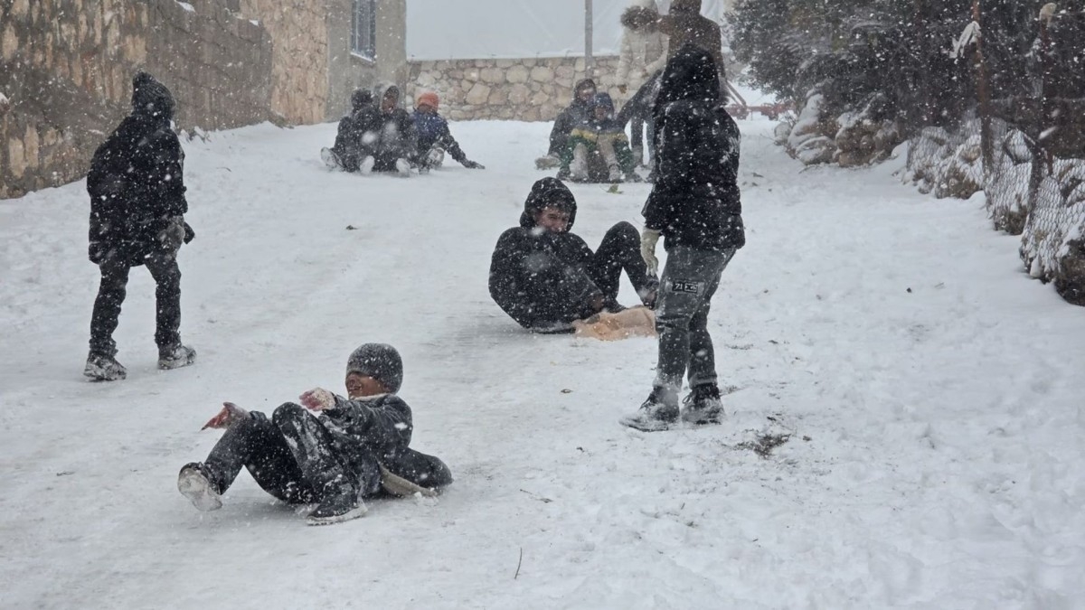 Adıyaman’da kar tatilini fırsata çeviren çocuklar sokaklara koştu  - Videolu Haber