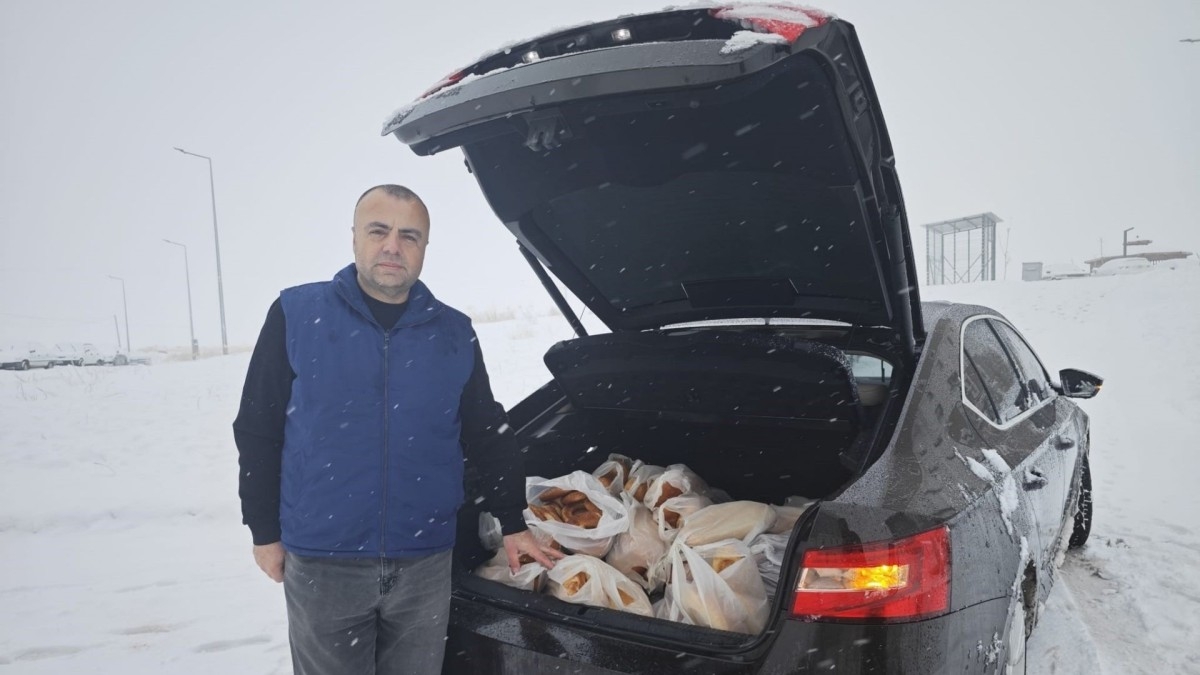 Kahta’da kar nedeniyle evlerinden çıkamayan vatandaşlara ekmek desteği  - Videolu Haber