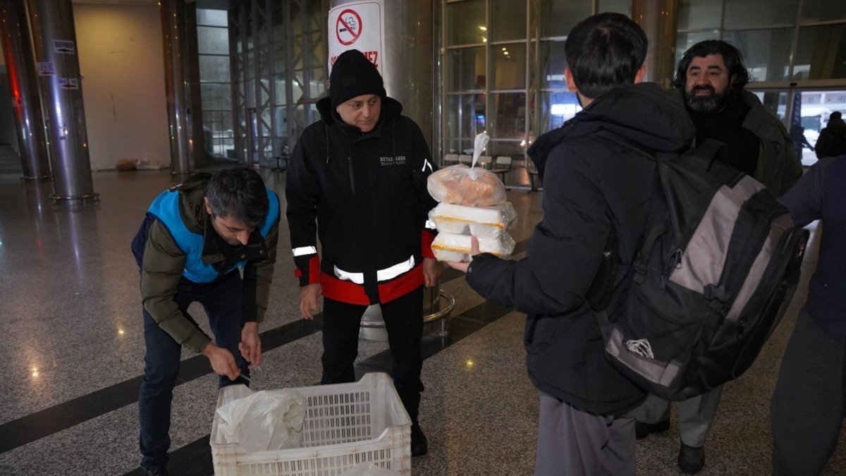 Kahta Belediyesi’nden zor kış şartlarında vatandaşlara sıcak yemek desteği
