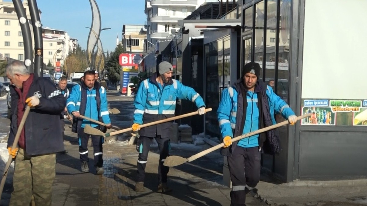 Adıyaman Belediyesi’nden yaya ve trafik güvenliği için kar mesaisi  - Videolu Haber