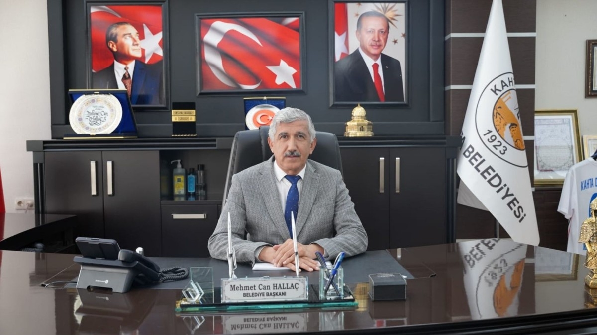 Kahta Belediye Başkanı Hallaç’tan Türk Bayrağı’na yapılan saygısızlığa sert tepki