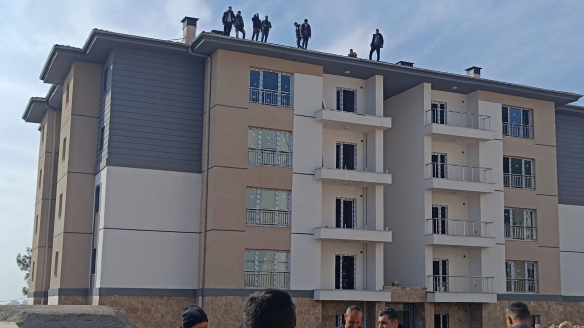 Adıyaman’da inşaat işçileri maaşlarını alamadıkları gerekçesiyle bina çatılarına çıktı  - Videolu Haber