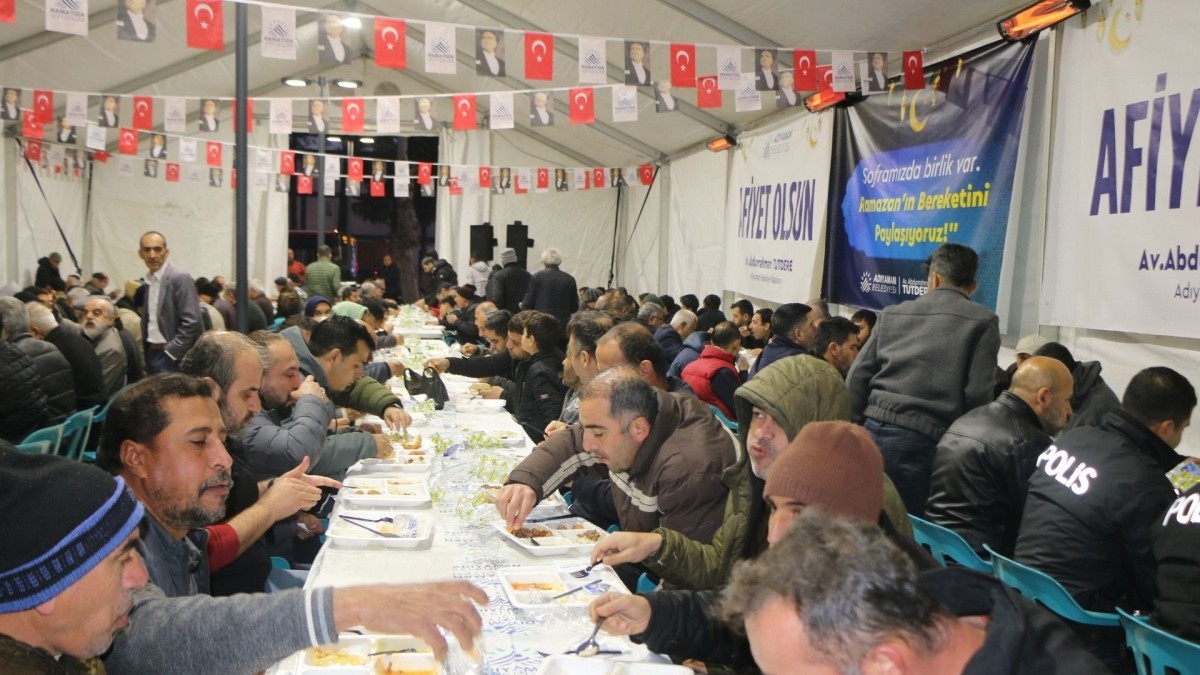 Adıyaman’da ilk iftar sofrası kuruldu: Vatandaşlar geçim sıkıntısına dikkat çekti  - Videolu Haber