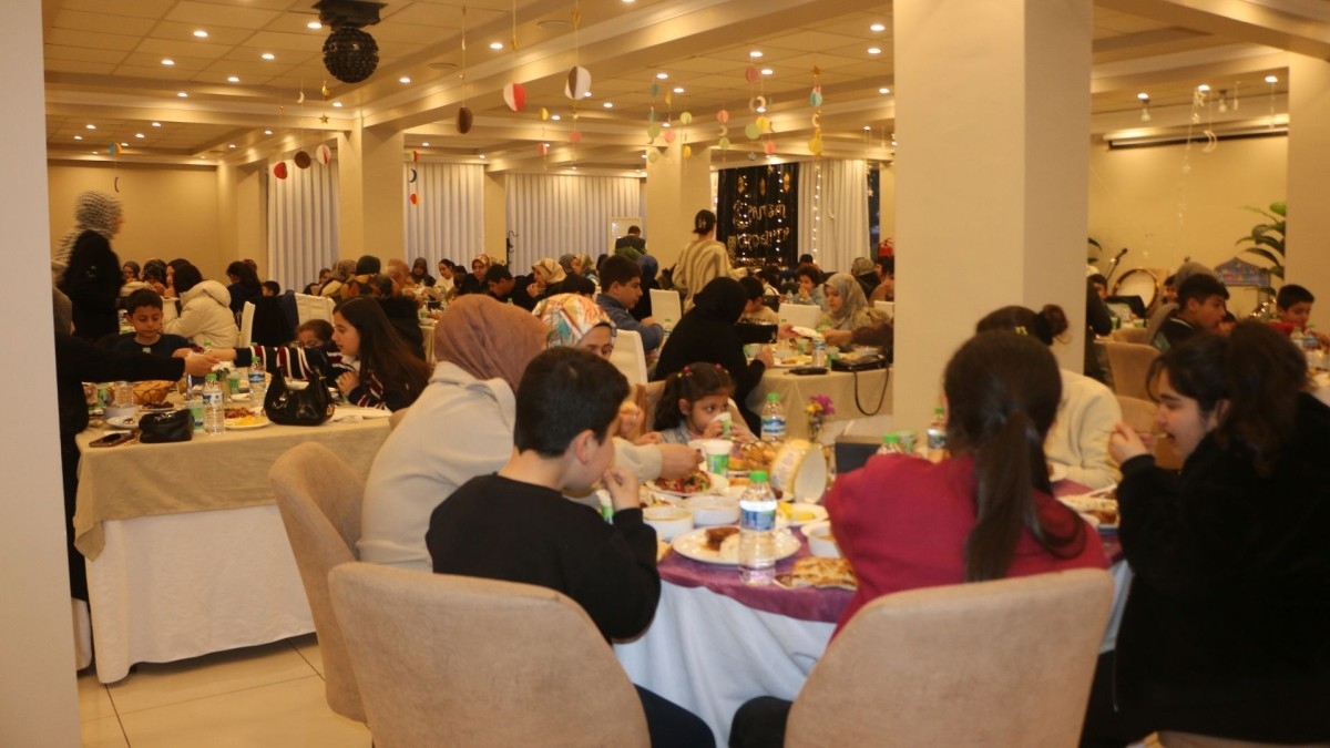 Türkiye Diyanet Vakfı Adıyaman Şubesi yetim çocuklara iftar programı  - Videolu Haber