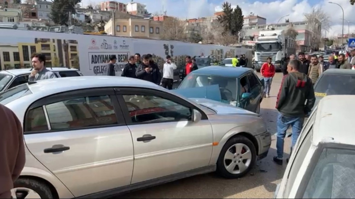 Besni’de zincirleme kazada 6 kişi yaralandı  - Videolu Haber