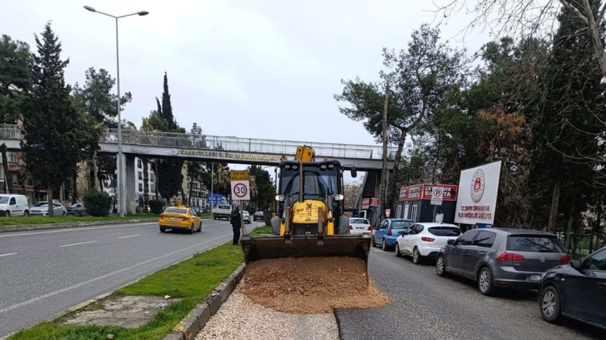 Adıyaman’da bozulan yollar için geçici dolgu çalışmaları devam ediyor