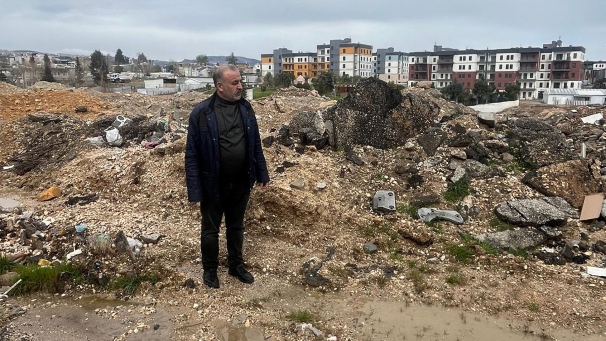 Alitaşı Mahallesi Muhtarı İlik'ten ‘moloz’ Tepkisi: ‘Enkazda ölmedik, mikroptan öleceğiz’