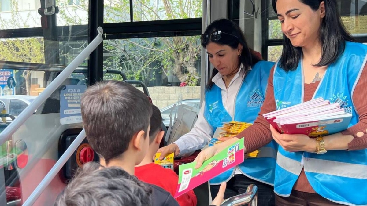 Başkan Tutdere’den çocuklara 23 Nisan hediyesi: 300 boyama seti öğrencilere ulaştırıldı  - Videolu Haber