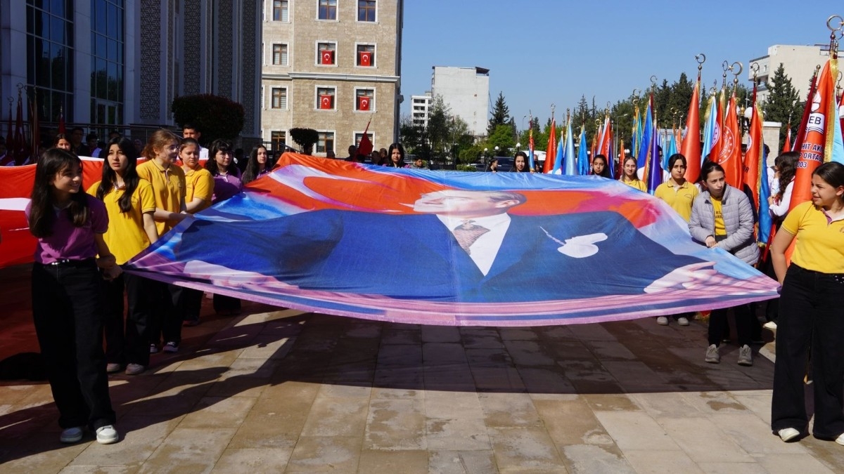 Adıyaman’da 23 Nisan etkinlikleri kapsamında çelenk sunma töreni gerçekleştirildi  - Videolu Haber