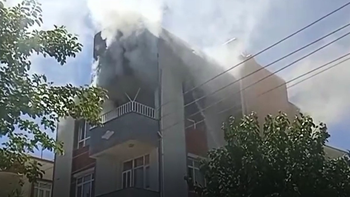 Adıyaman’da apartman dairesinde yangın: 1 kişi hastaneye kaldırıldı  - Videolu Haber
