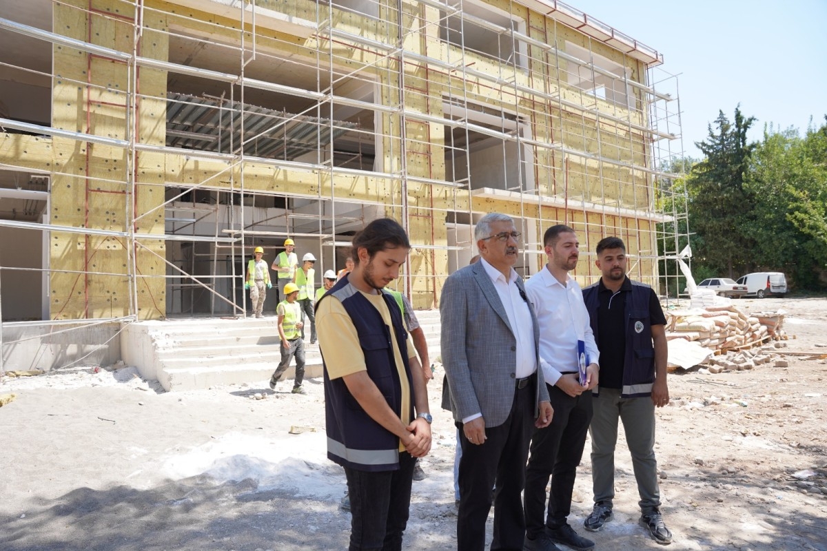 Başkan Hallaç, Gençlik Merkezi inşaatında incelemelerde bulundu