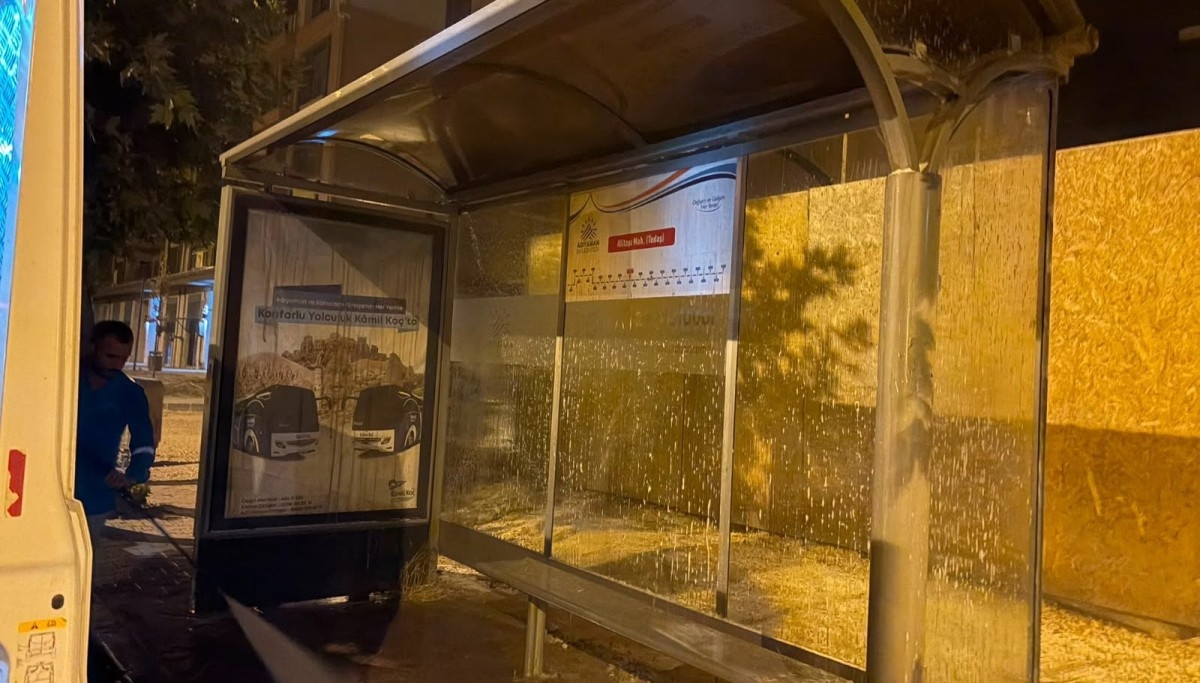 Otobüs duraklarında kapsamlı temizlik çalışması  - Videolu Haber