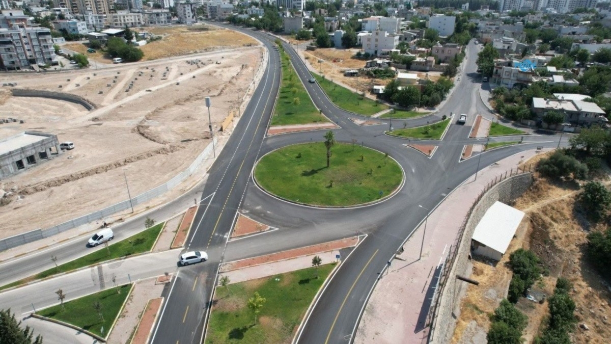 Tutdere’den ulaşım hamlesi: Adıyaman’da dört caddeyi buluşturan akıllı kavşak trafiğe açıldı  - Videolu Haber
