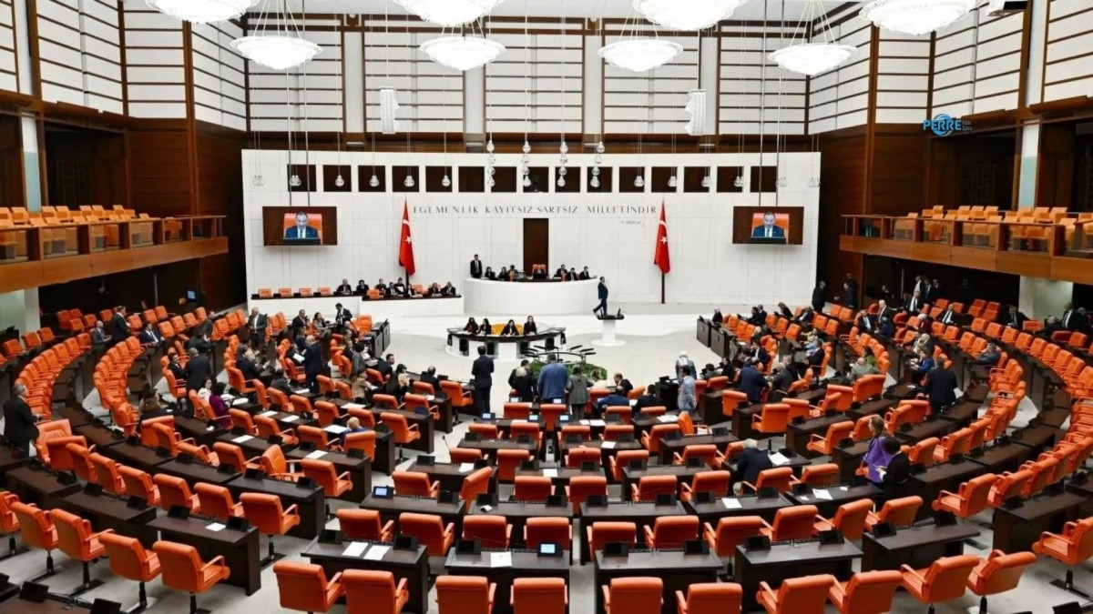 Özgür Özel, Veli Ağbaba ve Sera Kadıgil hakkındaki 3 dokunulmazlık fezlekesi TBMM’de